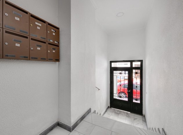 Resale - Apartment / Flat * - Torrevieja *