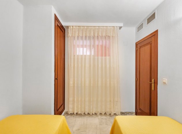 Resale - Apartment / Flat * - Torrevieja * - Playa de los Locos *