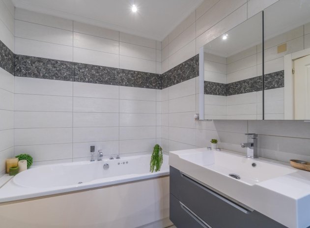 Resale - Villa * - Orihuela Costa * - Playa Flamenca *