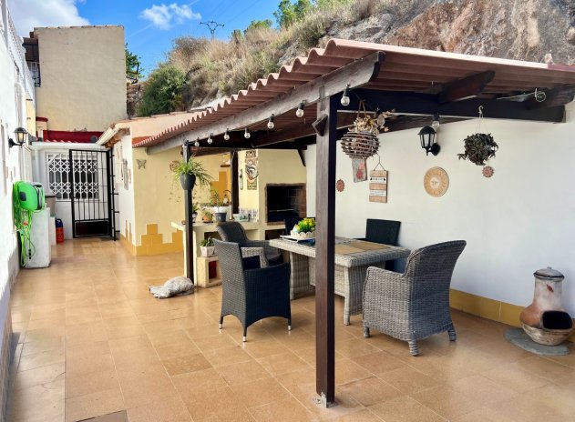 Resale - Villa * - Benferri *
